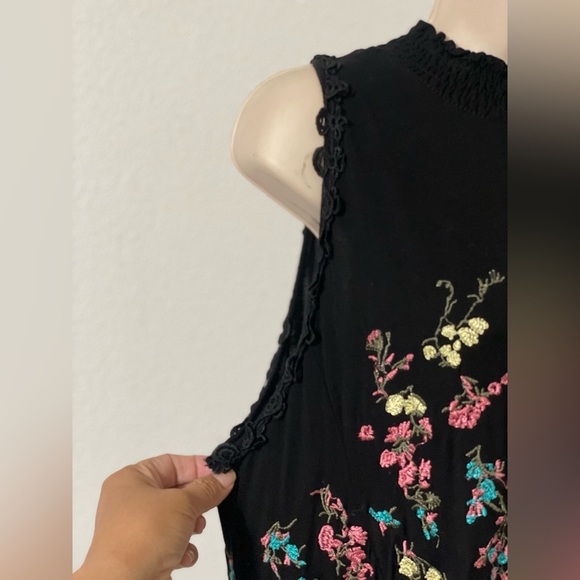 POL High Collar Embroidered Floral Sleeveless Top Size Small - Picture 4 of 13
